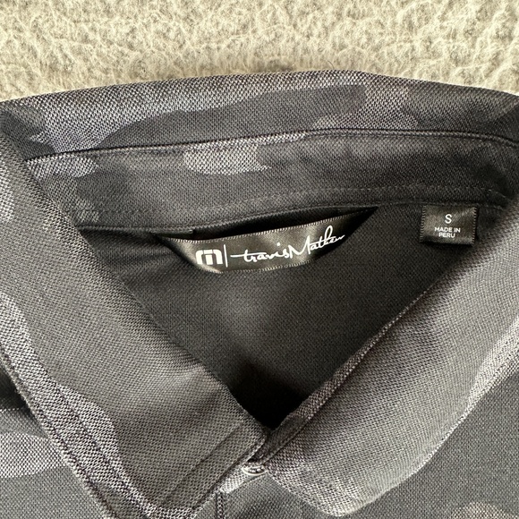 Travis Mathew Shirt Mens Small Black Gray Camo‎ Island Print Polo Activewear - Picture 3 of 9